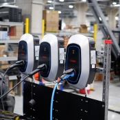 Испытание балансировки мощности с зарядными станциями EOS Charge